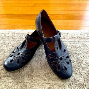 🌷Taos Navy Leather Mary Jane shoes with Cut-Out Design. Stunning! Like new!!